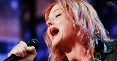 Storm Large gets standing ovation for breathtaking performance on AGT
