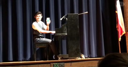 Piano medley has crowd in stitches with phone’s help