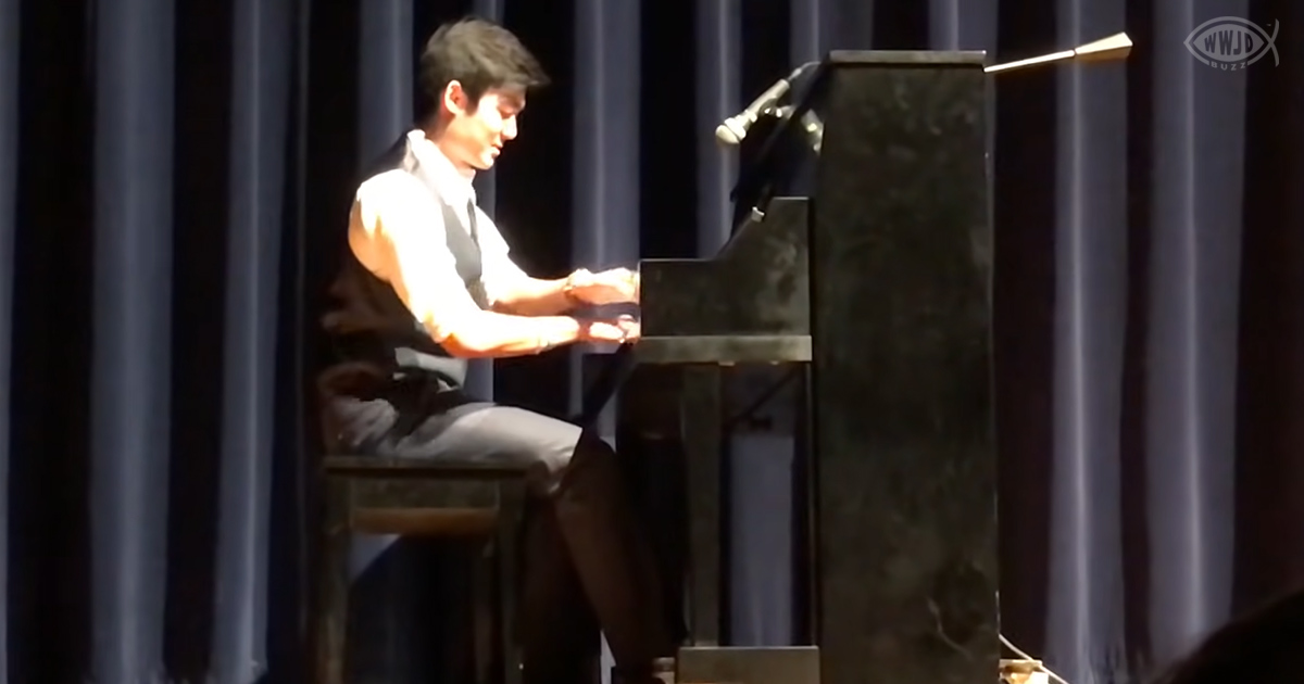 Piano medley has crowd in stitches with phone’s help